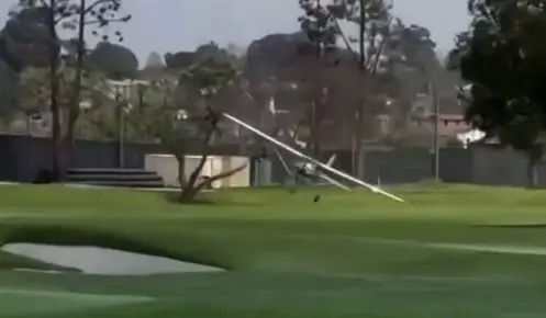 Momento en que avioneta aterriza en un campo de golf de California