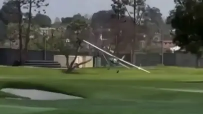 Momento en que avioneta aterriza en un campo de golf de California