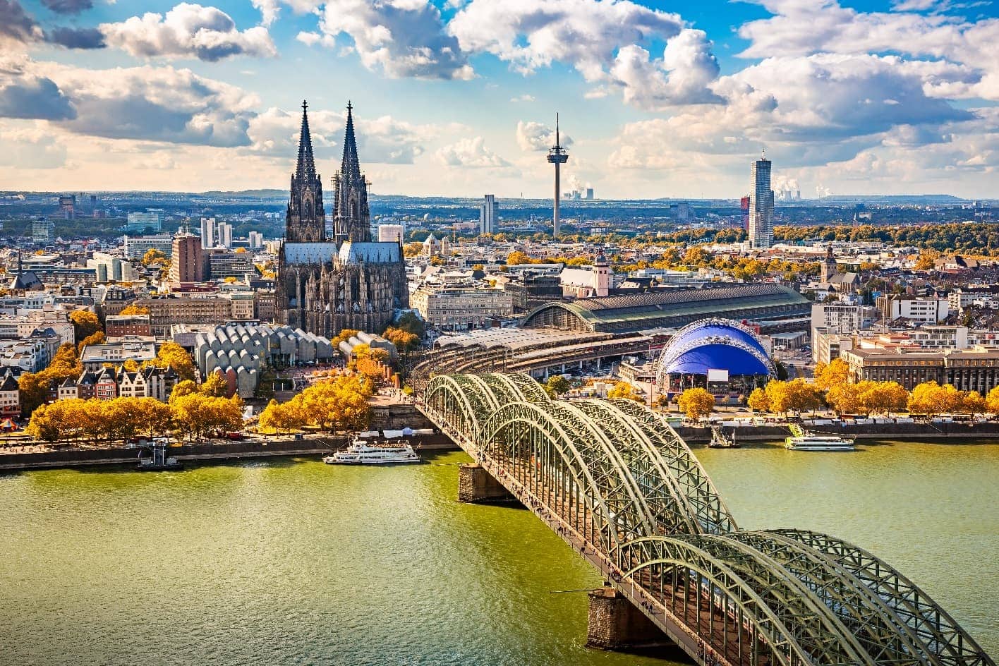 Vista aérea de una catedral y puente en Colonia.