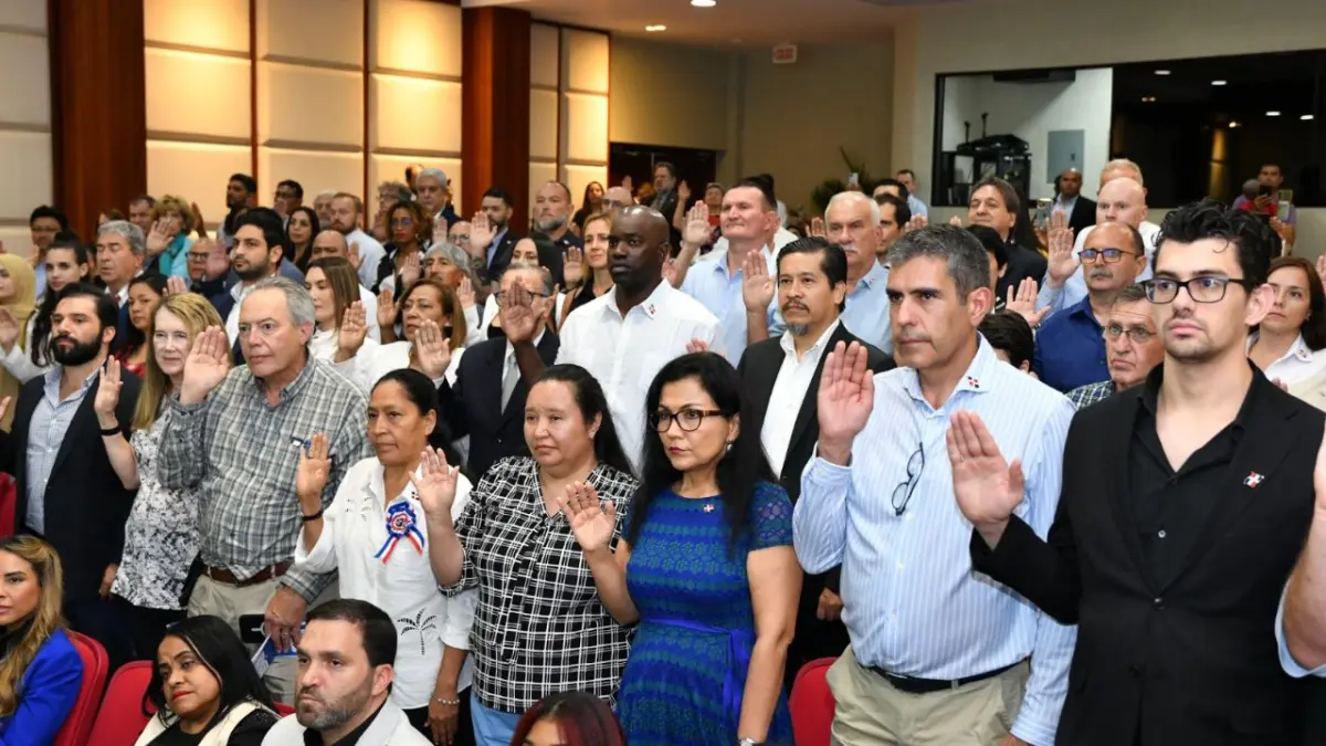 Más extranjeros asumen nacionalidad dominicana; Faride Raful juramenta 82 ciudadanos