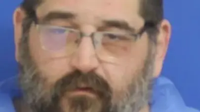 Mató a su hijo de 12 años con un bate de béisbol: asegura que unas voces se lo ordenaron