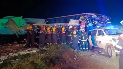 Accidente entre un autob&uacute;s y un cami&oacute;n en Argentina deja al menos cuatro fallecidos y 16 heridos