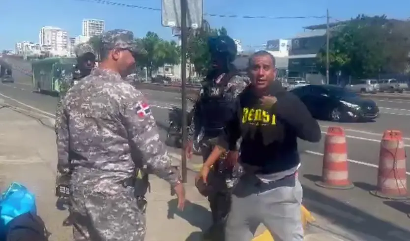 Hombre alterado bloquea elevado de la Churchill, cierra la Kennedy y provoca caos vehicular