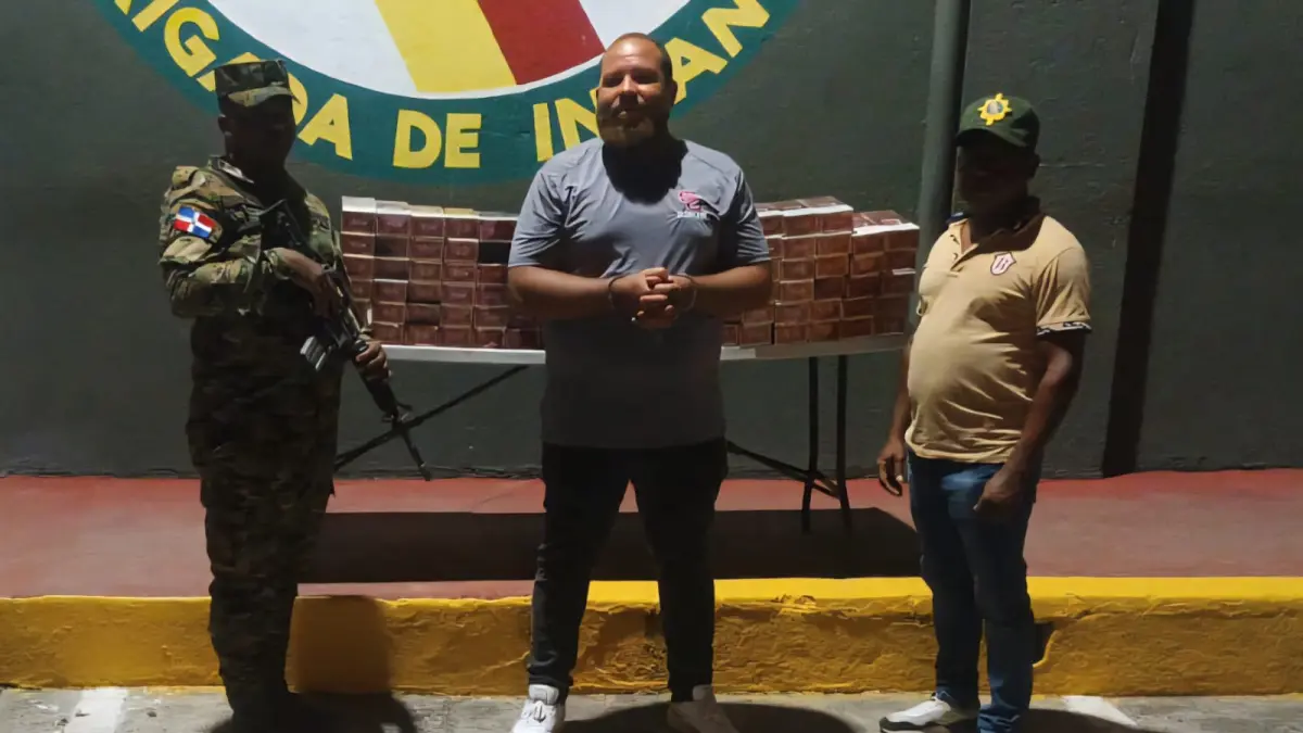 Arrestan hombre escondía contrabando de cigarrillos en compartimento fabricado debajo de automóvil