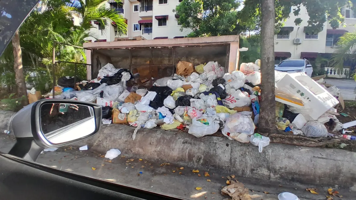 Otra vez la basura se apodera de Carmen Renata III