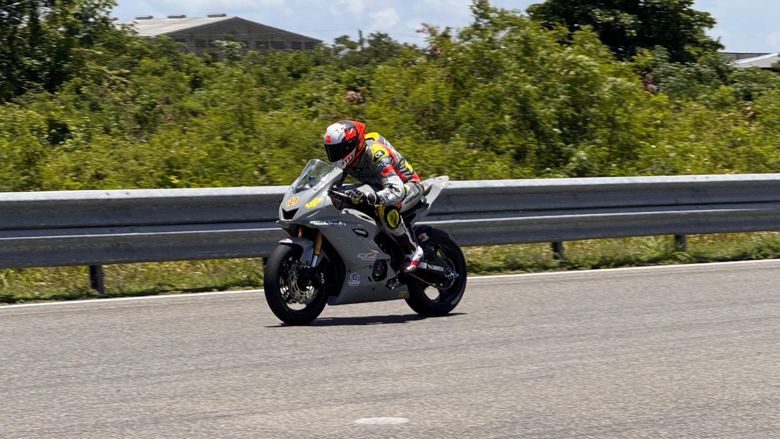 Motociclista en pista, día soleado