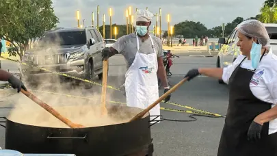 FEDA y chef Solangel Velázquez realizan Asopao de Mariscos con Coco para mil personas, en Samaná.