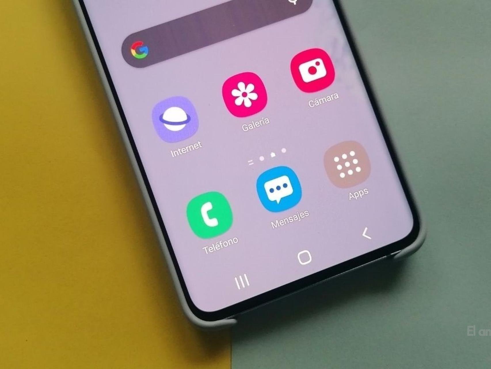 Pantalla de inicio de smartphone con aplicaciones