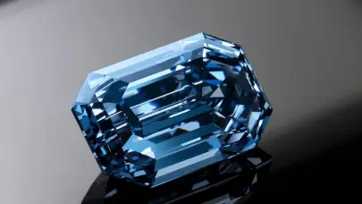 Compran un inusual diamante azul de Sudáfrica en una subasta por 21,5 millones de dólares