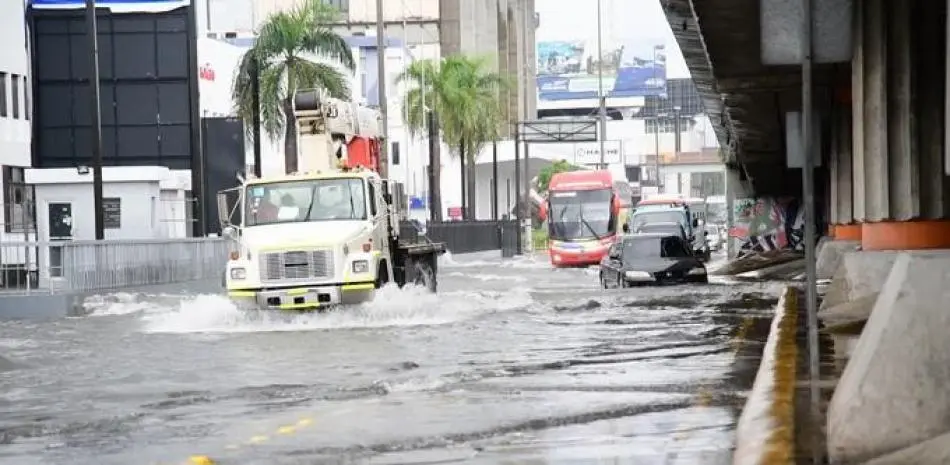Lluvias causan inundaciones y caos en sectores del Gran Santo Domingo