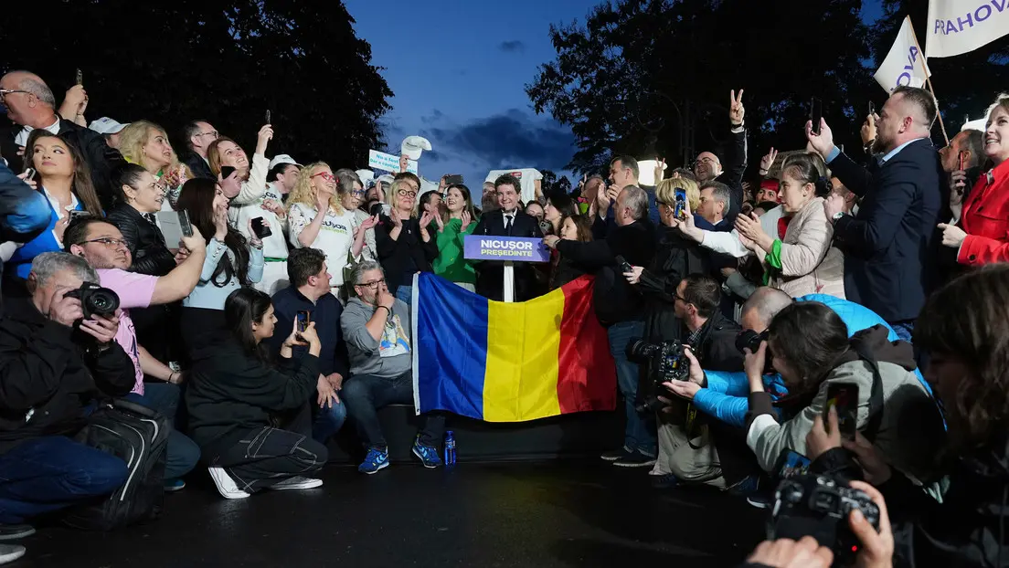 Macron felicita al nuevo presidente de Rumanía mientras enfrenta acusaciones de interferencia francesa