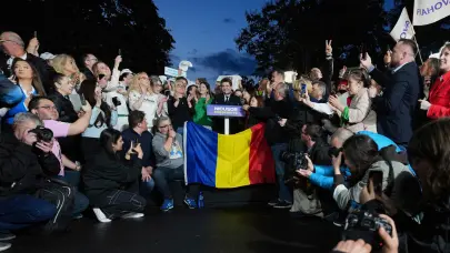 Macron felicita al nuevo presidente de Rumanía mientras enfrenta acusaciones de interferencia francesa