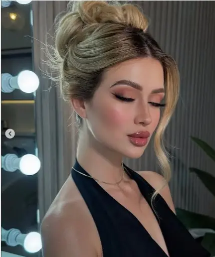 Aparece un ramo de flores con mensaje de “perdón” en salón de influencer asesinada