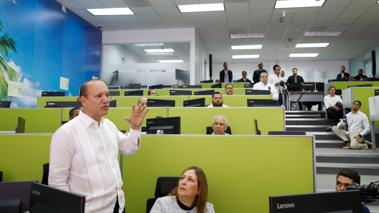 Conferencia en sala con varias personas atentas