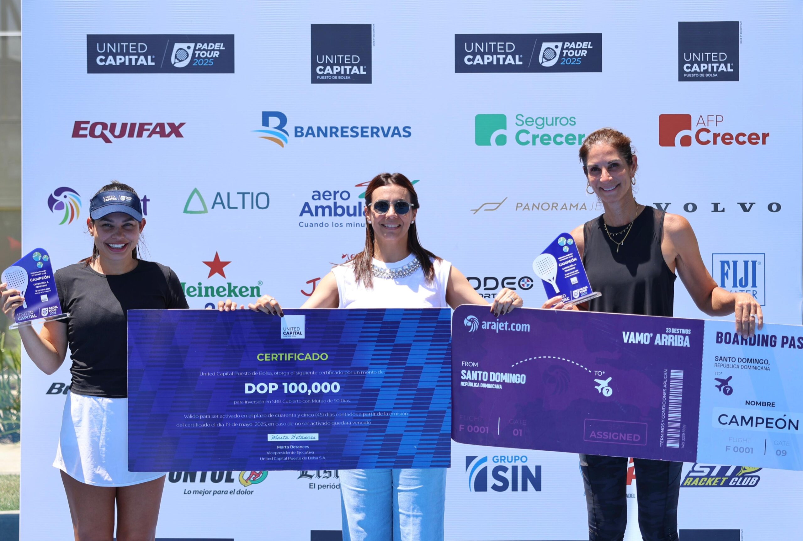 Tres mujeres con certificado y trofeo de pádel