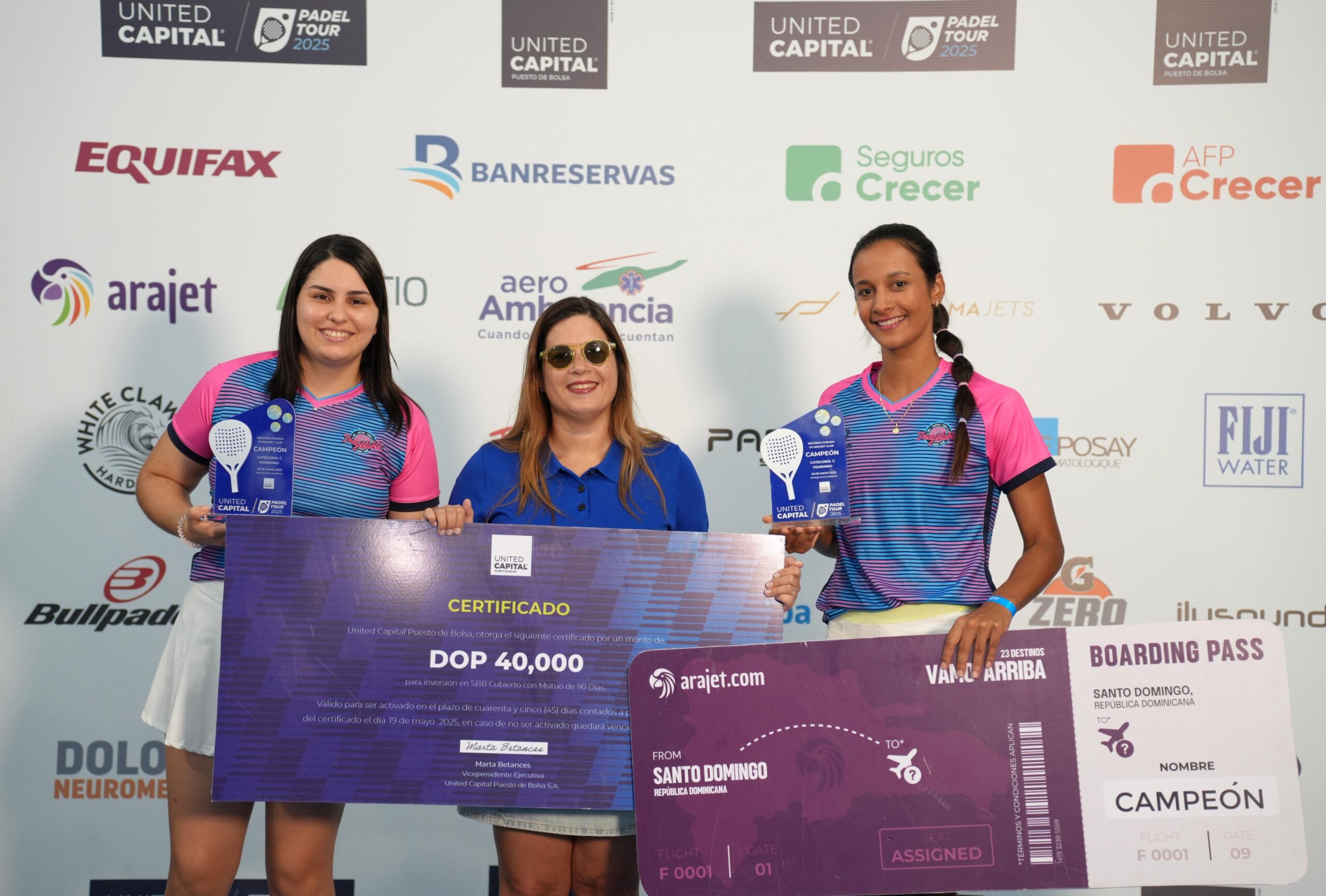 Jugadoras de pádel reciben premio y certificado.