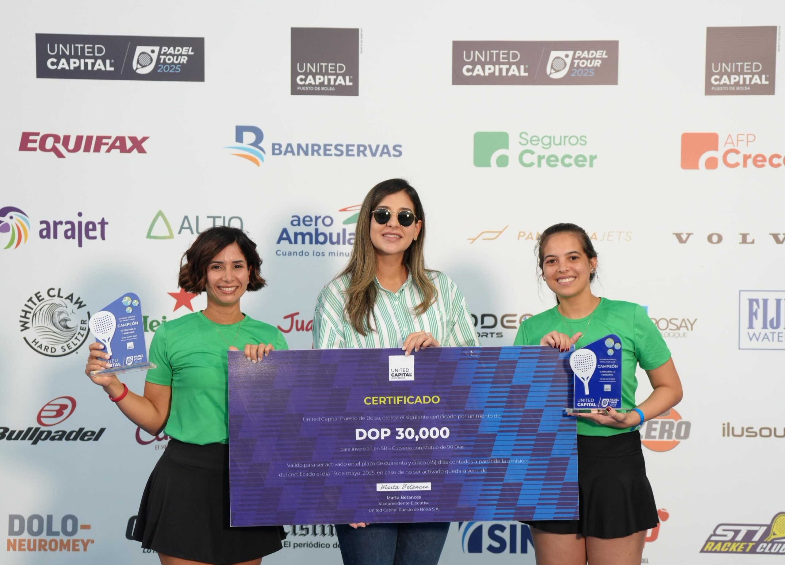 Entrega de premio en torneo de pádel.