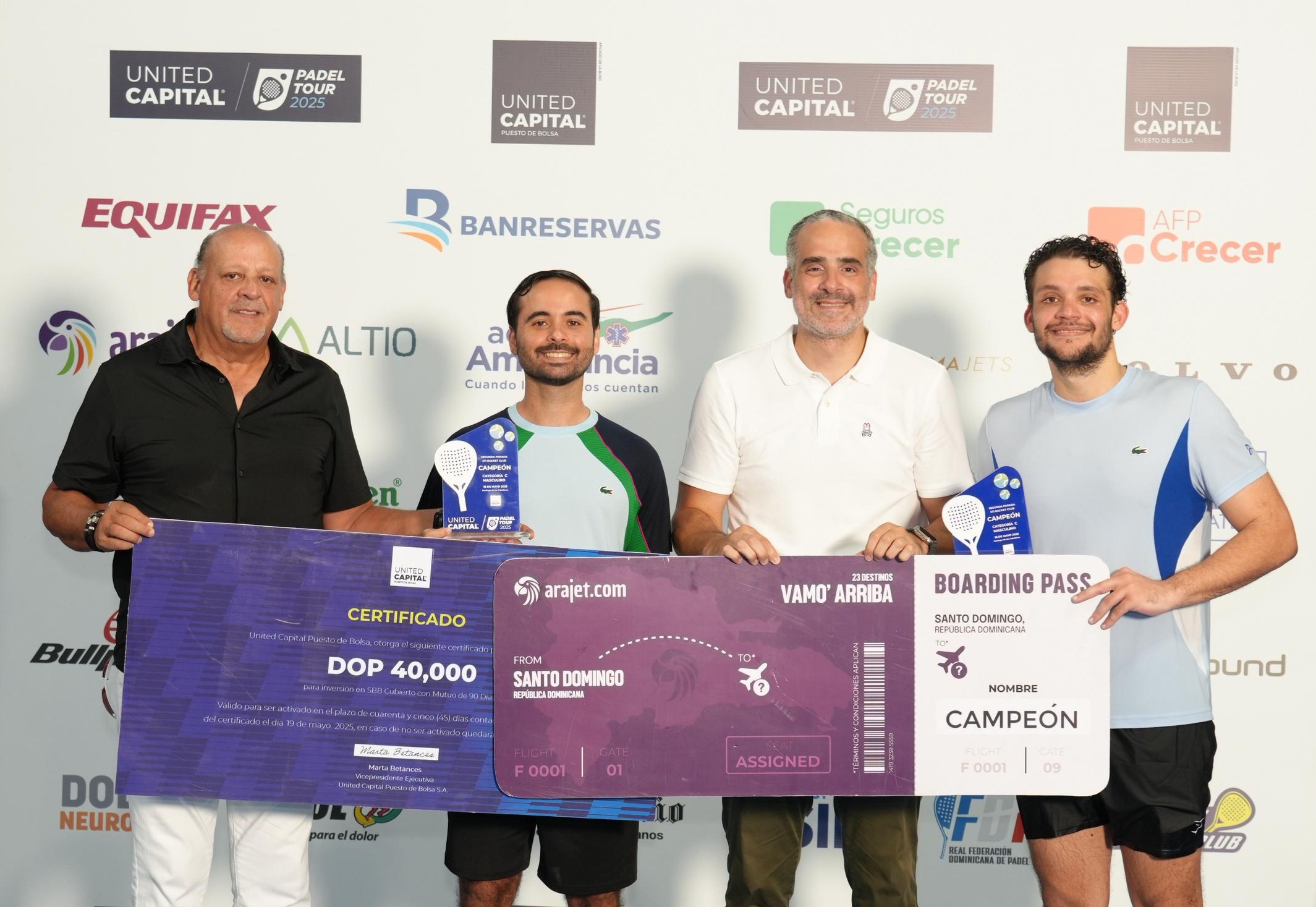Ganadores sostienen cheque y trofeo de paddle.
