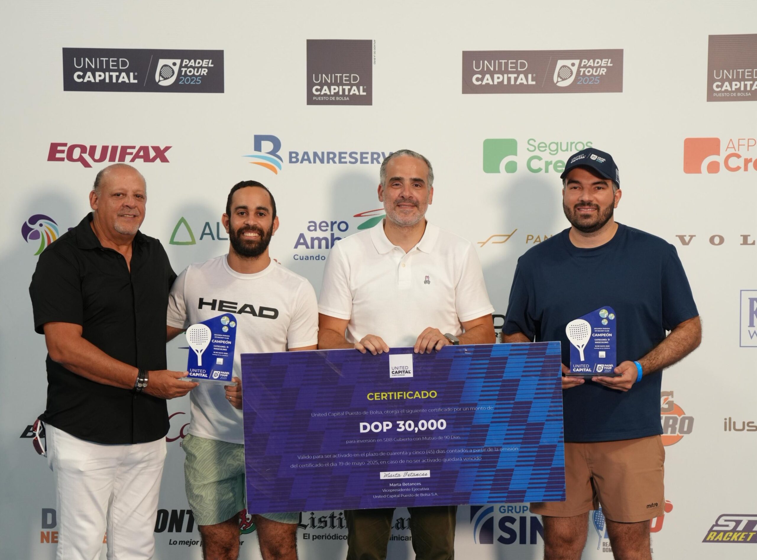 Ganadores torneo pádel con cheque y premios