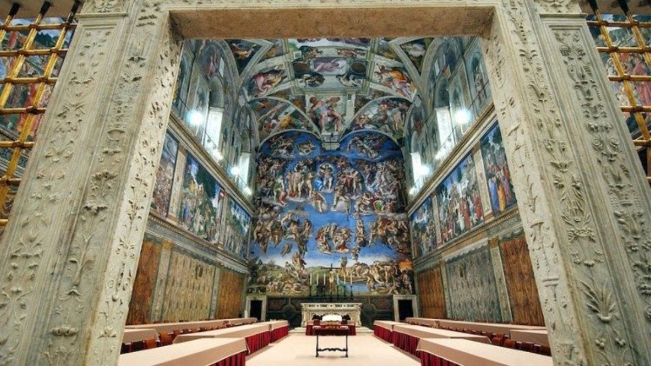 Techo y pared de una capilla decorada con frescos