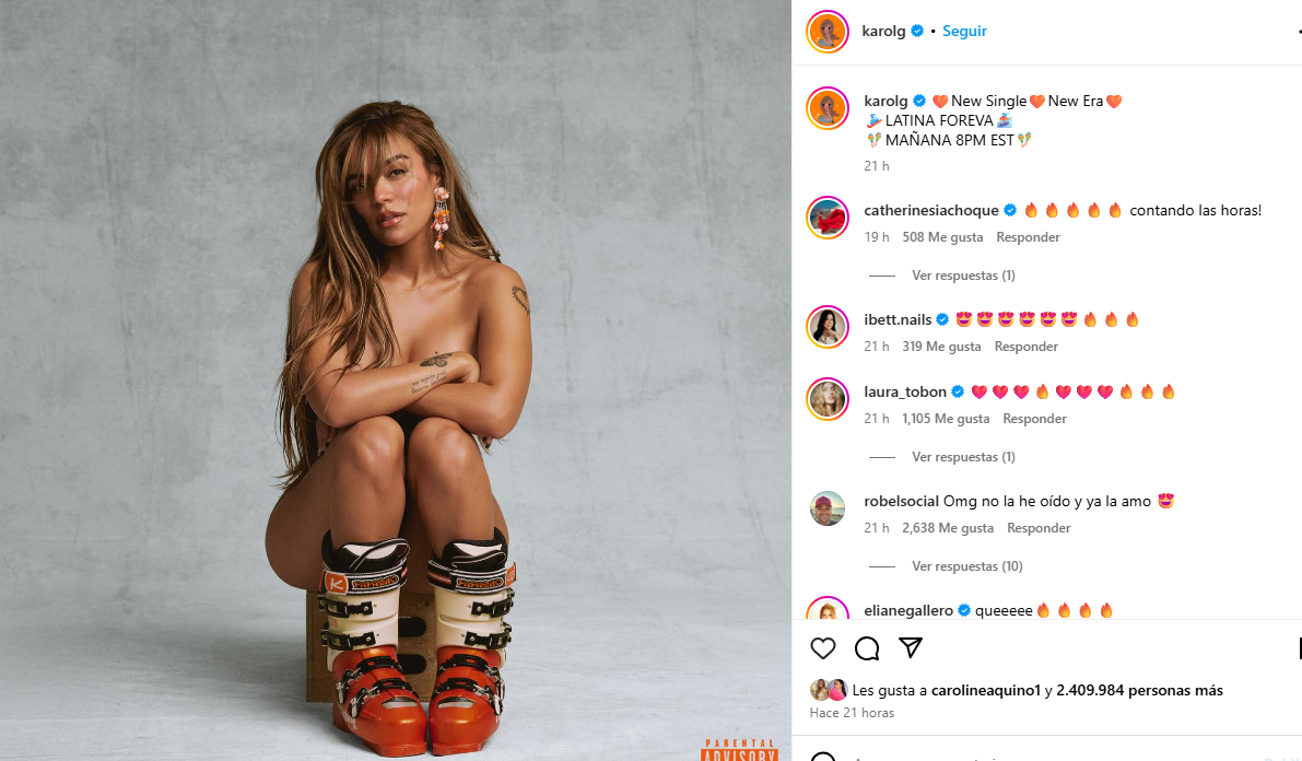 Mujer posando con botas de esquí y pelo suelto.