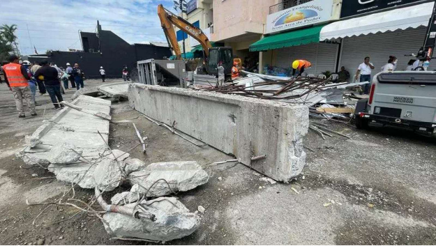 Colapso de muro de concreto en zona urbana