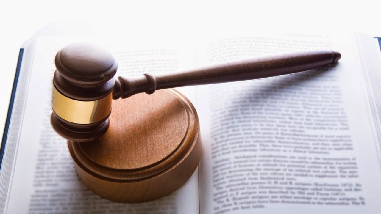 Mazo juez sobre libro abierto, simbolizando justicia.