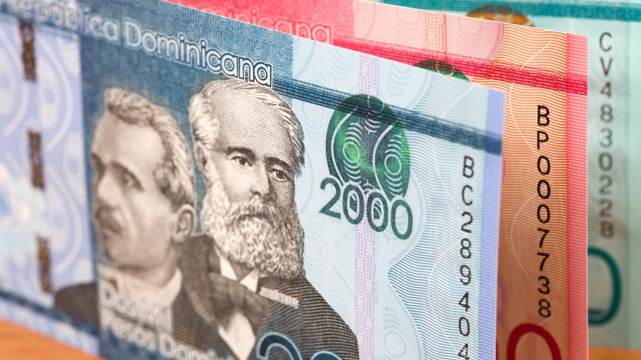 Billetes de pesos dominicanos coloridos.