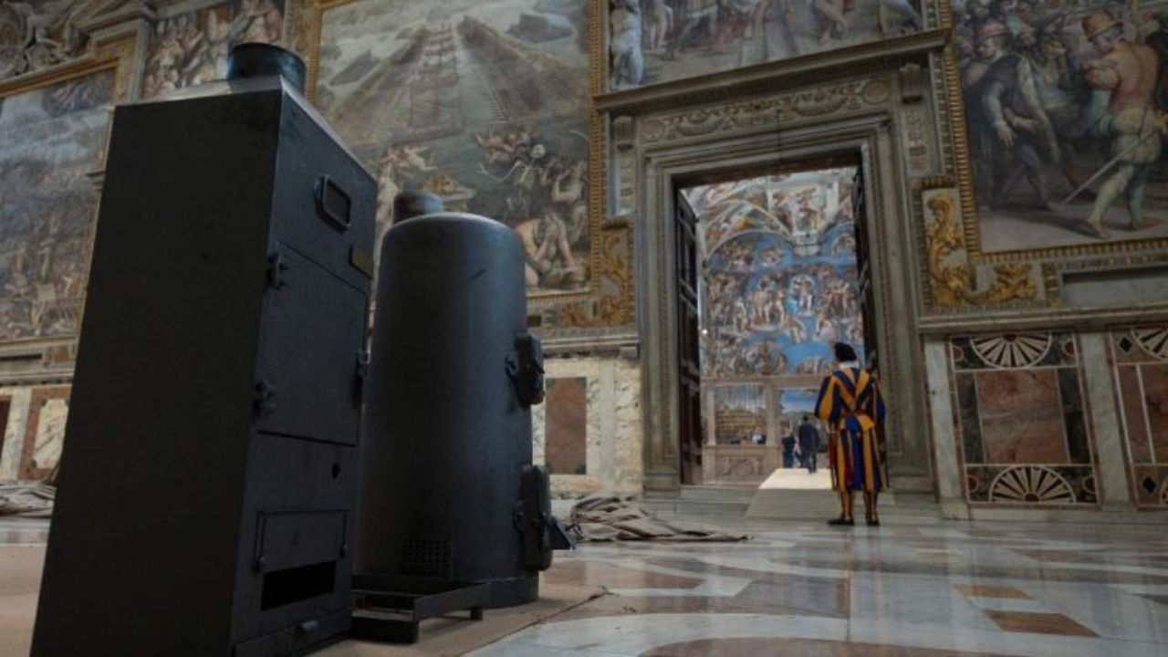 Guardia suiza frente a la Capilla Sixtina.
