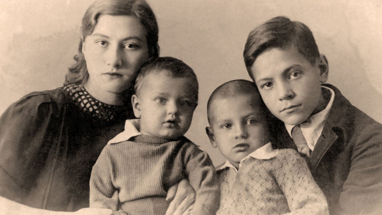 Retrato vintage de familia con cuatro personas