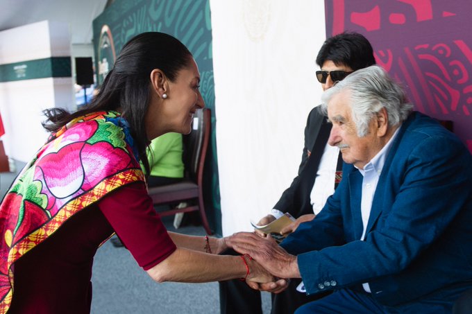 Mujer saluda a un hombre mayor sentado
