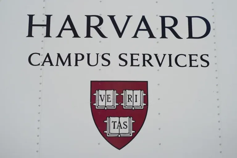 Una jueza extiende una orden que impide a Trump prohibir a los estudiantes extranjeros en Harvard