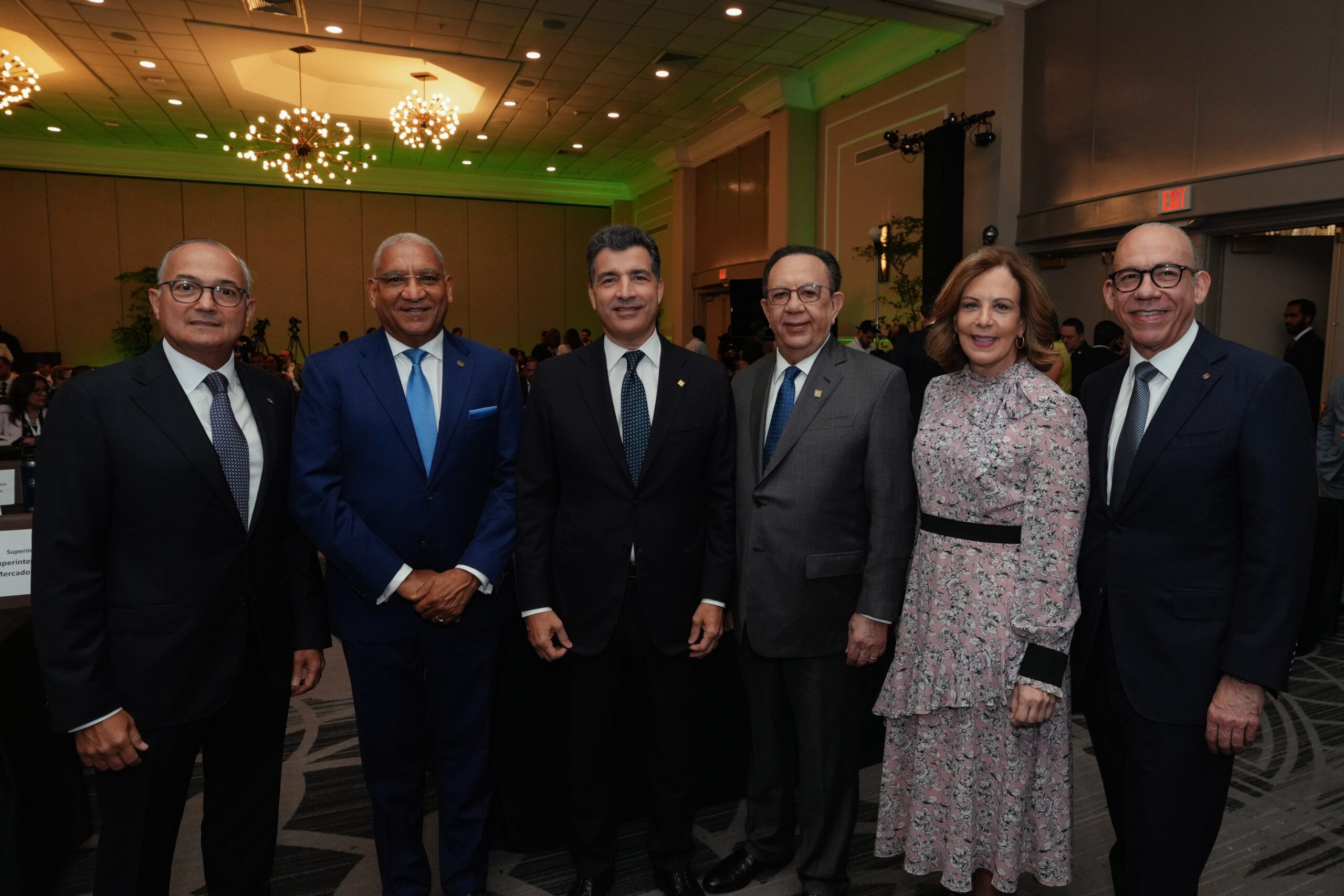 Seis personas en un evento formal.