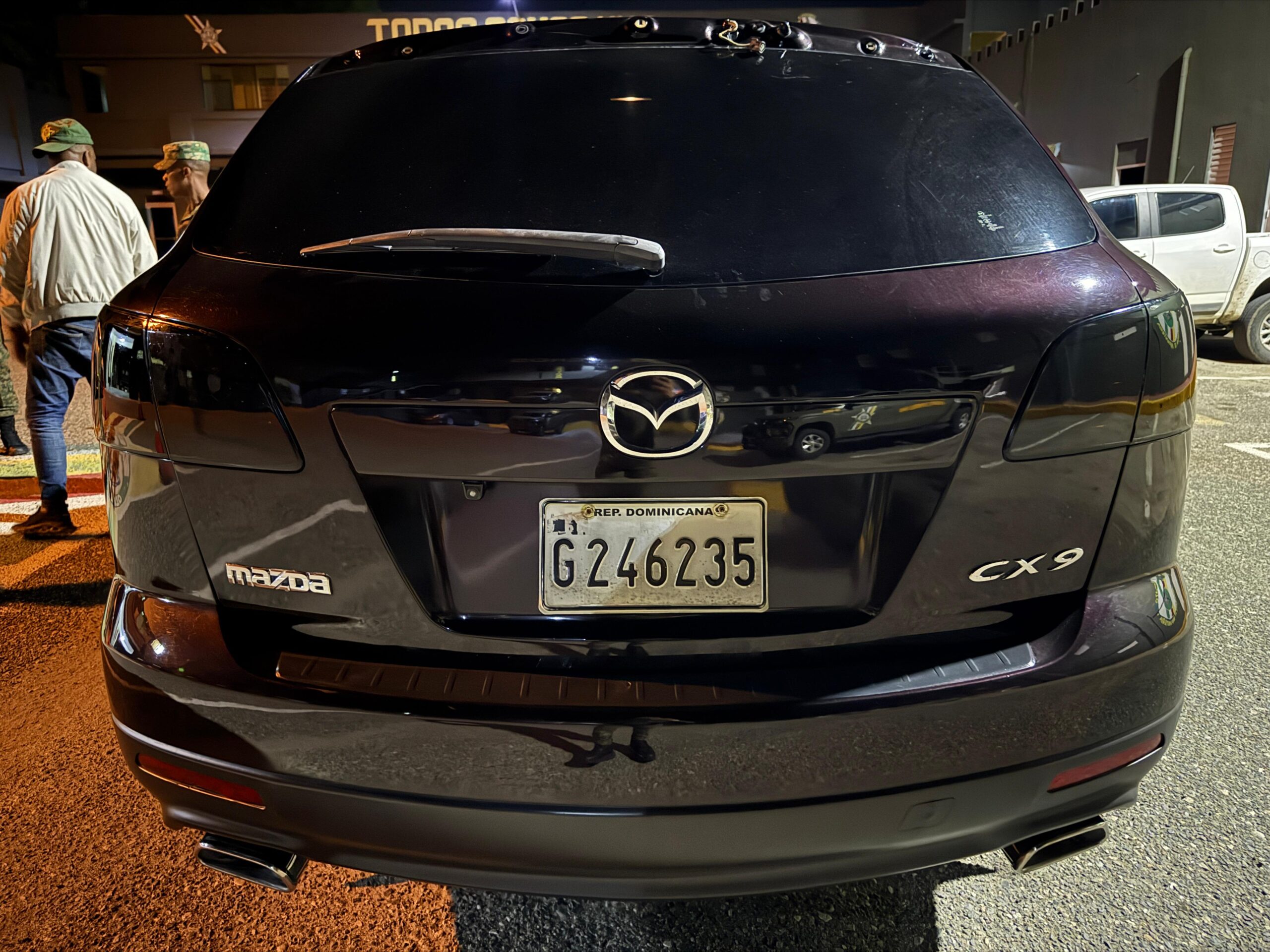 Parte trasera de un Mazda CX-9 en estacionamiento