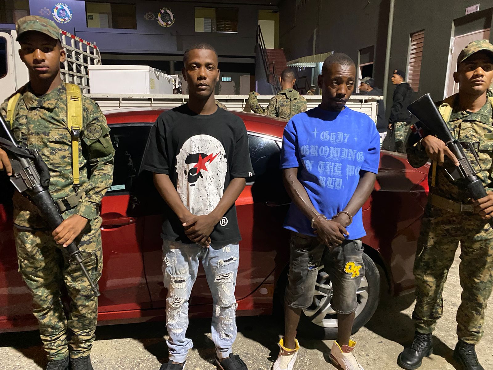 Hombres con uniforme militar junto a dos civiles