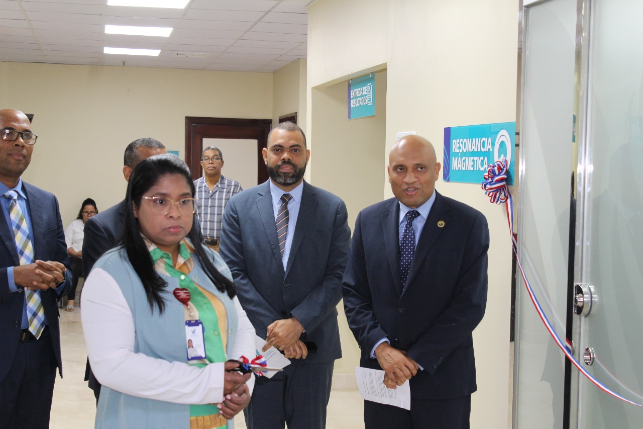 Inauguración de sala de resonancia magnética en hospital.