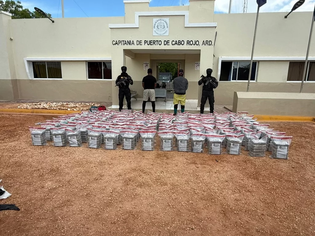 DNCD intercepta lancha con 834 paquetes de droga en Pedernales