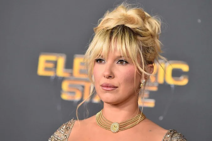 Mujer con vestido dorado y collar elegante