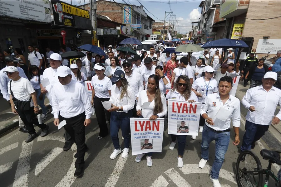 Manifestación pacífica en la calle, gente con pancartas.