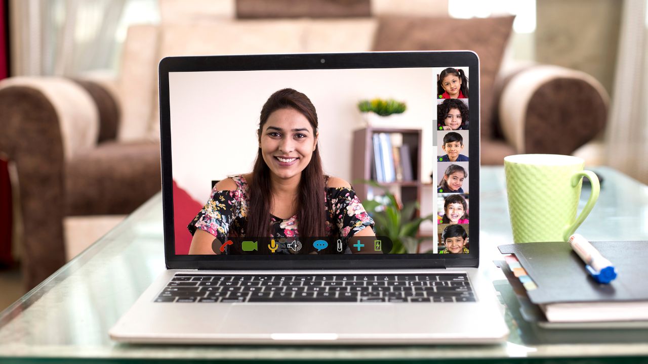Videollamada grupal en laptop y café