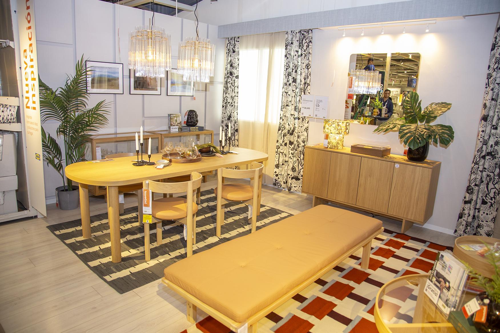 Comedor acogedor con mesa de madera y lámparas colgantes