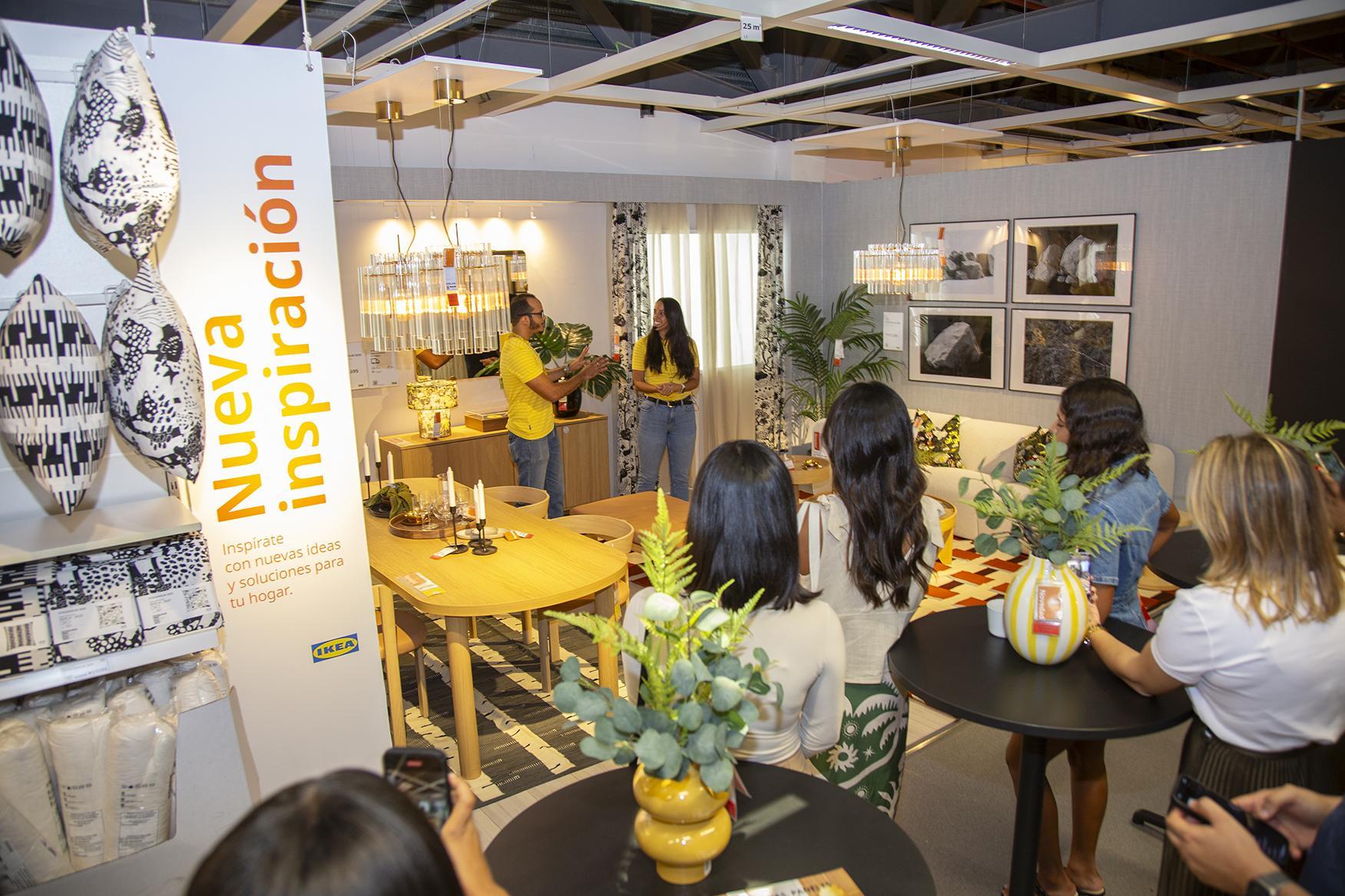 Presentación de decoración en tienda de muebles