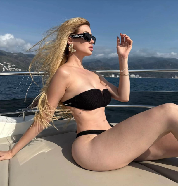 Mujer en bikini en un barco al aire libre.