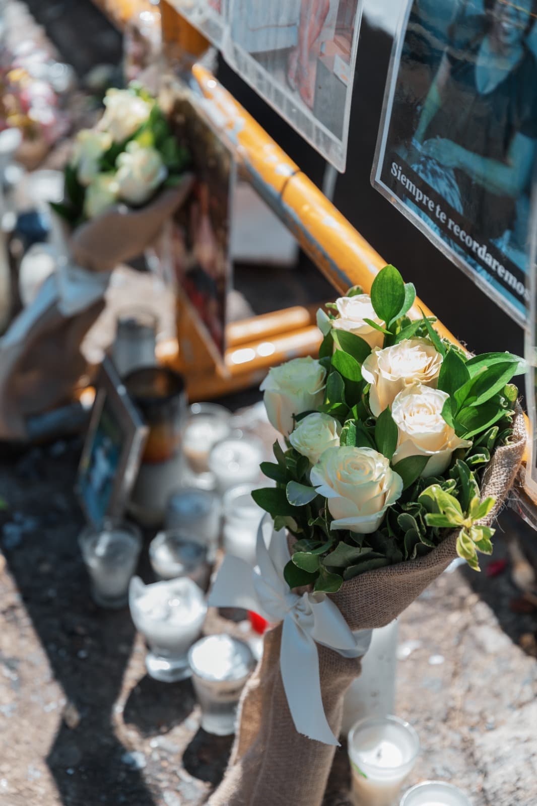 Homenaje con flores, fotos y velas en la calle.