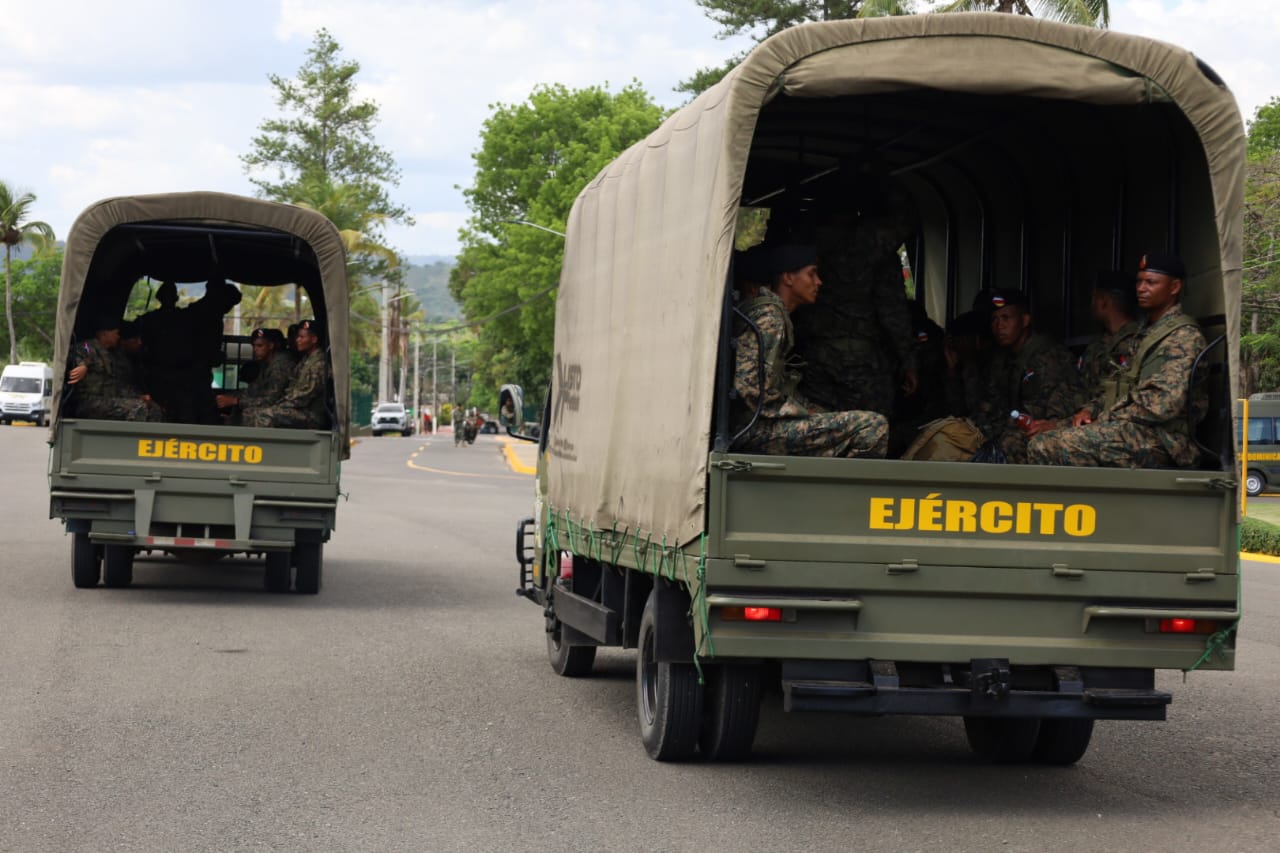 Camiones del ejército en carretera
