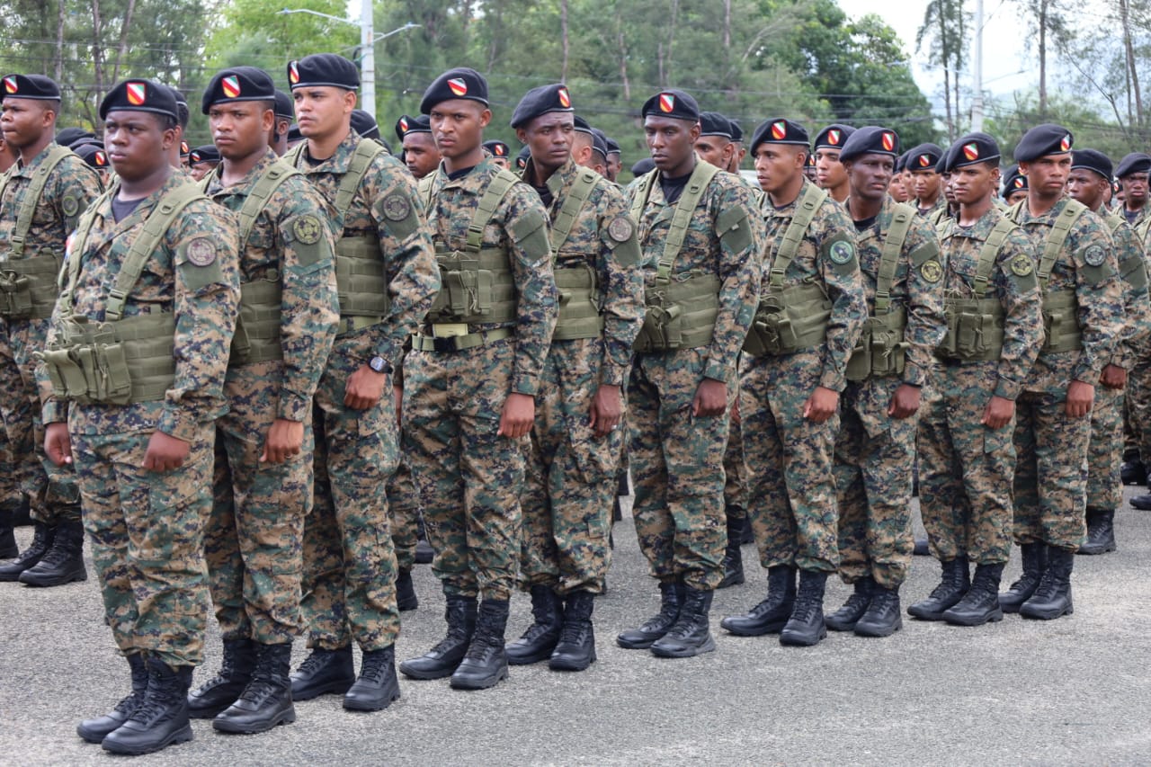 Soldados en formación con uniforme de camuflaje