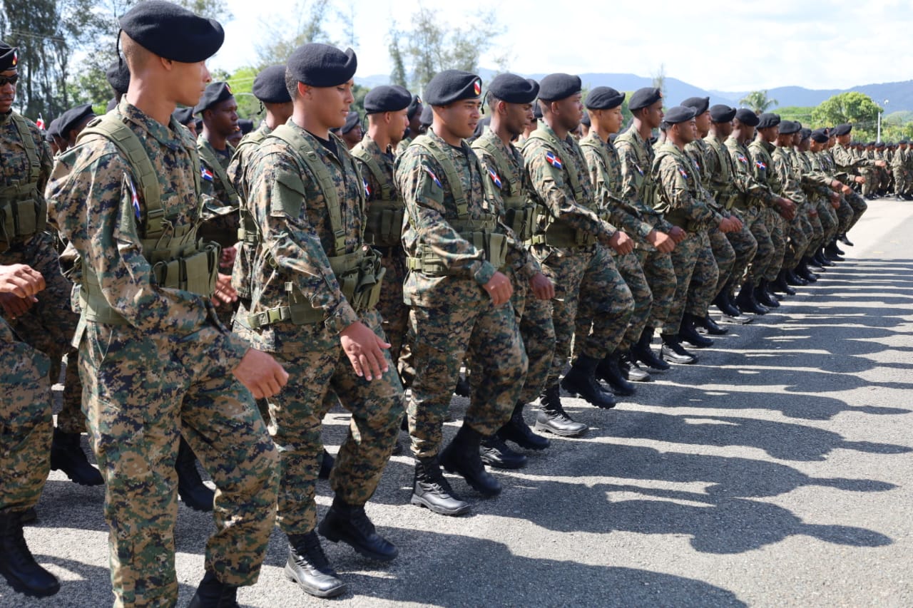 Soldados marchando en formación militar.
