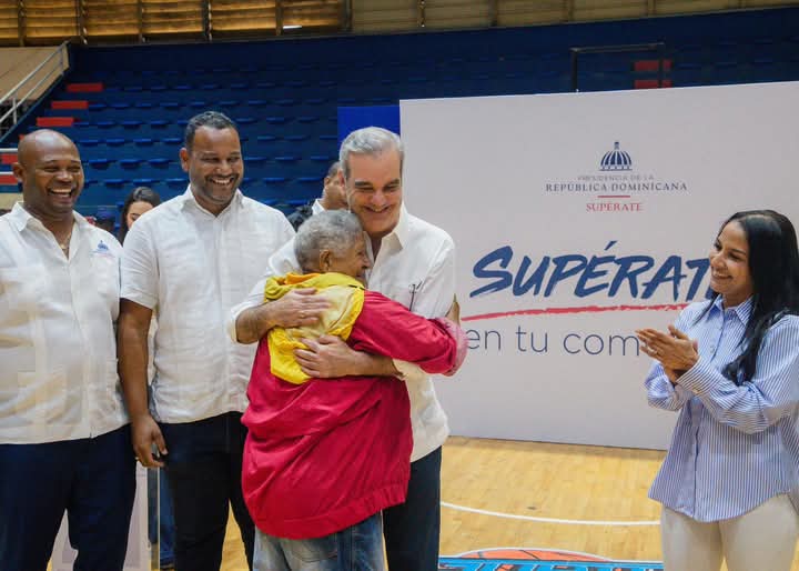 Personas abrazando en evento comunitario.