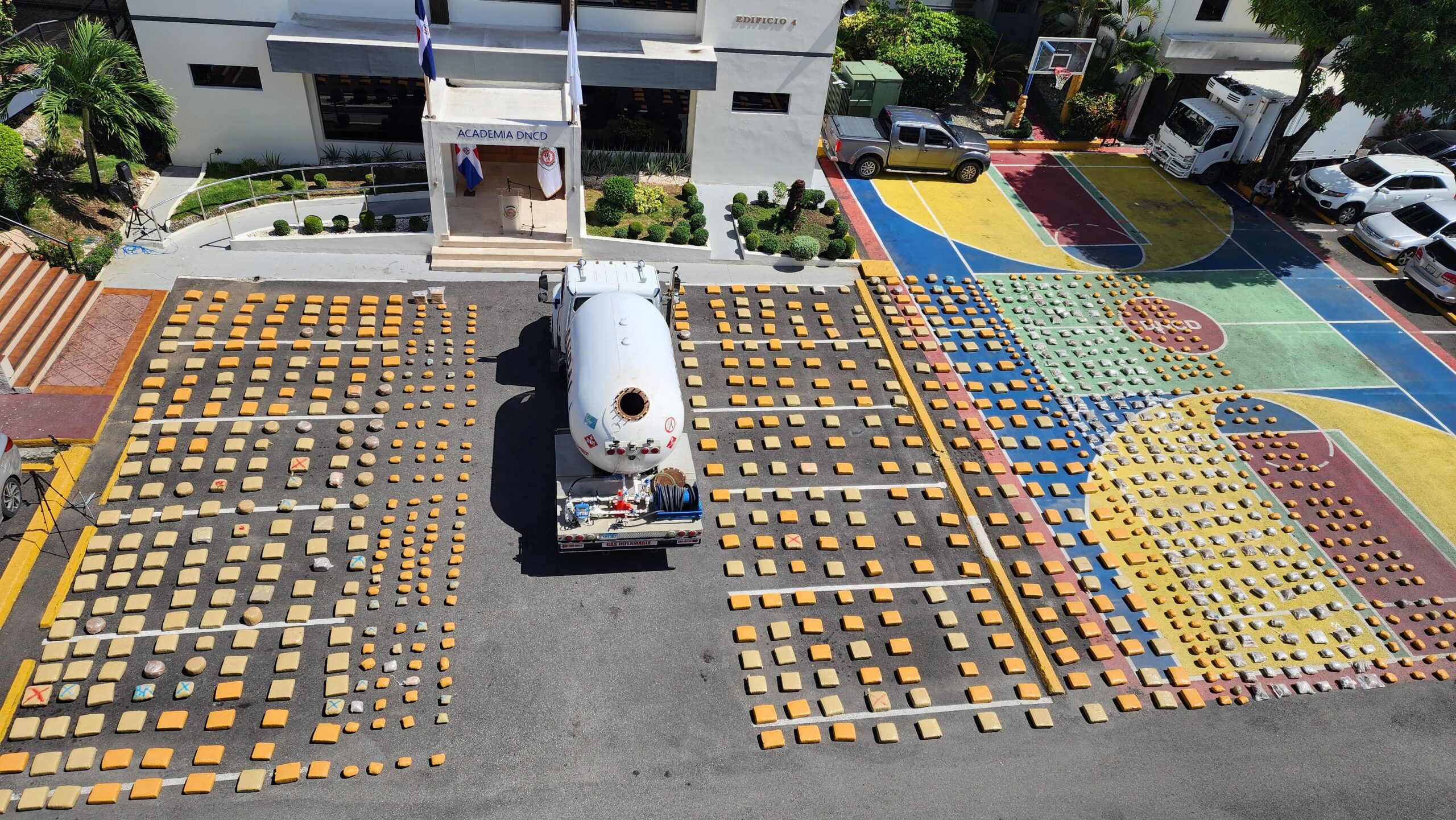 Confiscación de droga frente a edificio oficial
