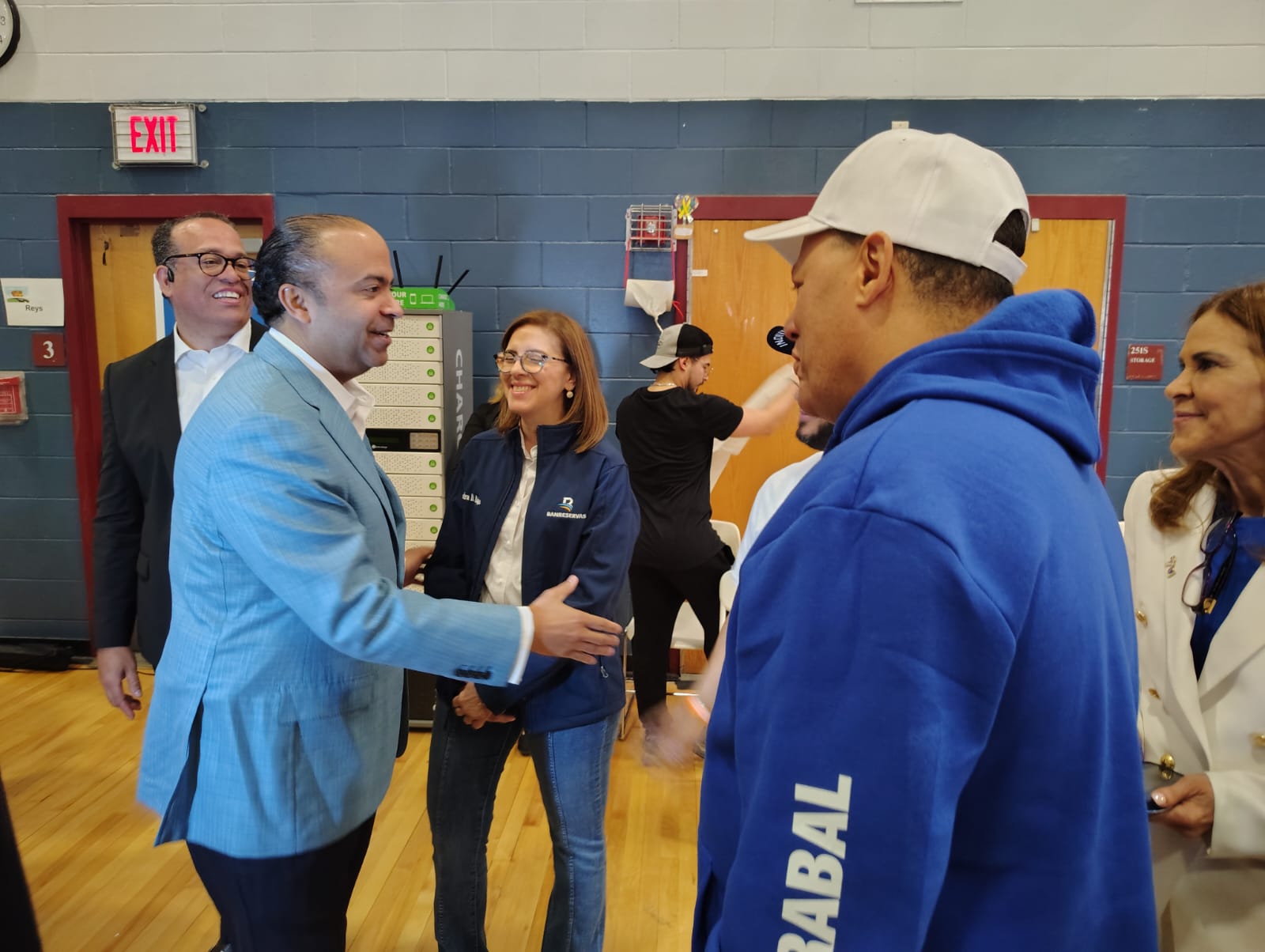 Personas conversando en un evento deportivo.